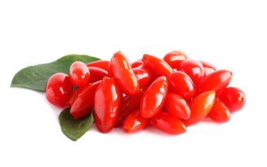 Beyaz arka planda taze, olgun goji üzümleri