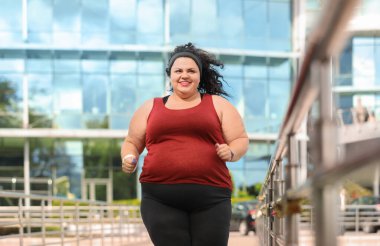 Güzel kilolu kadın dışarıda koşuyor. Fitness yaşam tarzı