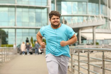 Dışarıda koşan şişman genç bir adam. Fitness yaşam tarzı