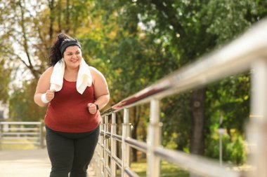 Güzel kilolu kadın dışarıda koşuyor. Fitness yaşam tarzı