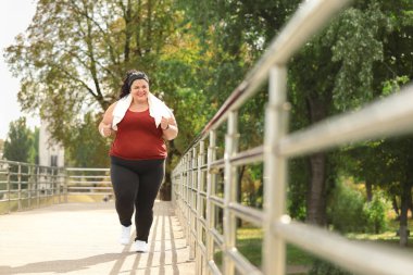 Güzel kilolu kadın dışarıda koşuyor. Fitness yaşam tarzı
