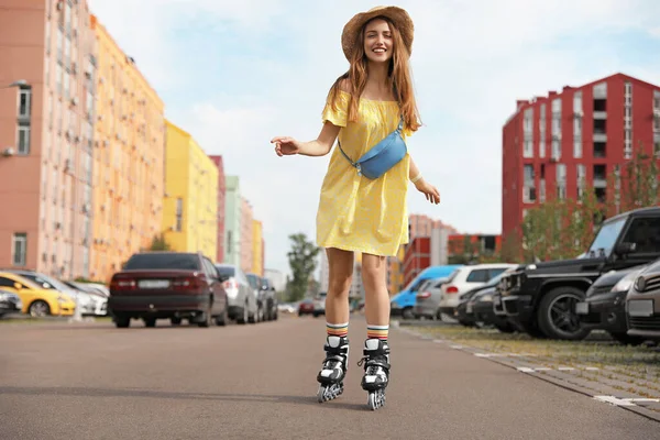 Hermosa mujer joven con patines que se divierten al aire libre — Foto de Stock