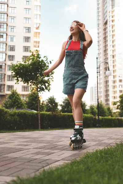 Mulher bonita com patins se divertindo ao ar livre — Fotografia de Stock