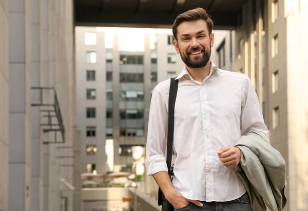 Bonito homem em roupa elegante na rua da cidade — Fotografia de Stock