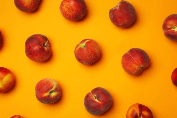 Composición plana con melocotones maduros sobre fondo naranja —  Fotos de Stock