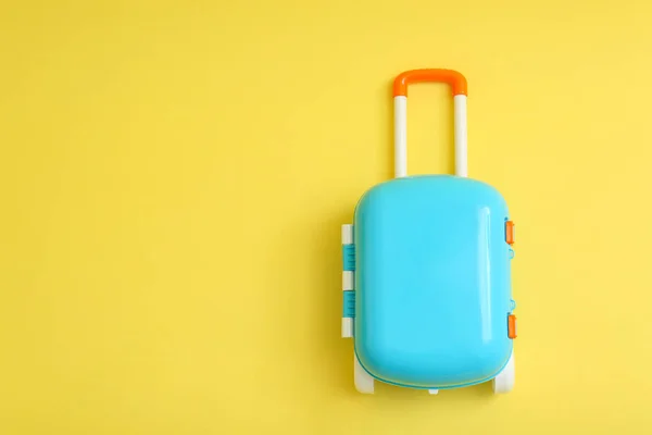 Stylowa niebieska walizka na żółtym tle, widok z góry. Miejsce na tekst — Zdjęcie stockowe