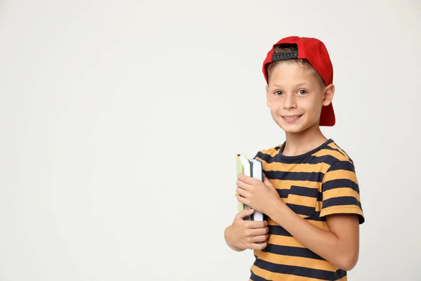 Retrato de niño lindo con libros sobre fondo gris, espacio para el texto. Concepto de lectura —  Fotos de Stock