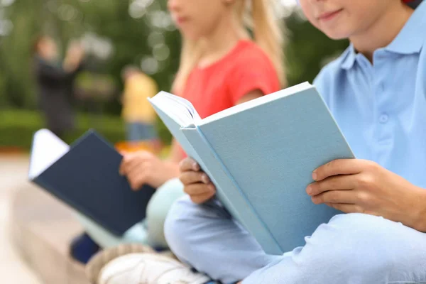 Niños pequeños leyendo libros al aire libre, primer plano — Foto de Stock