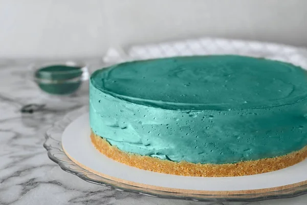 Delicioso pastel de queso hecho en casa espirulina sobre mesa de mármol — Foto de Stock