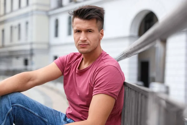 Retrato de belo jovem na rua da cidade — Fotografia de Stock