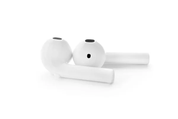 Par de auriculares inalámbricos modernos sobre fondo blanco — Foto de Stock