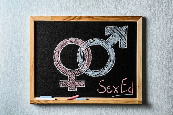 Symbole płci i tekst "Sex Ed" napisane na małej tablicy — Zdjęcie stockowe