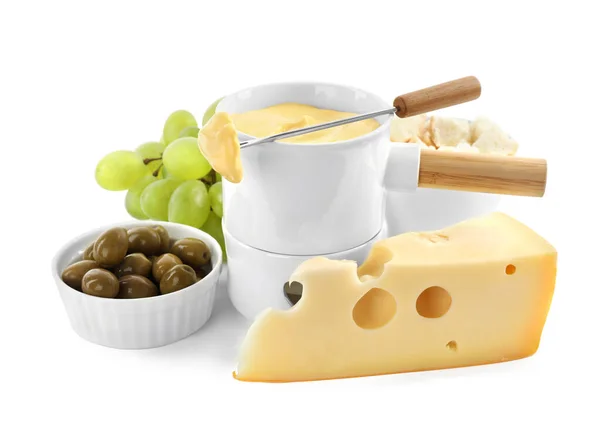 Pot de fondue au fromage savoureux et produits isolés sur blanc — Photo