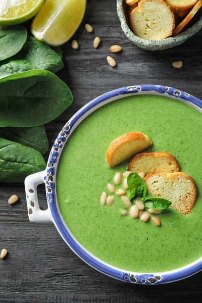 Tigela de sopa verde saudável com espinafre fresco sobre mesa de madeira cinza, flat lay — Fotografia de Stock