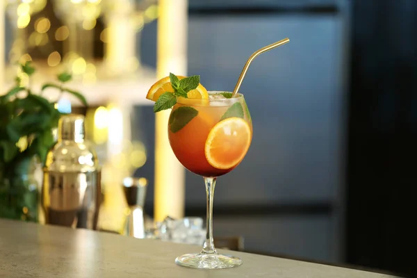 Fresh alcoholic cocktail with orange and mint on bar counter — Stock Photo, Image