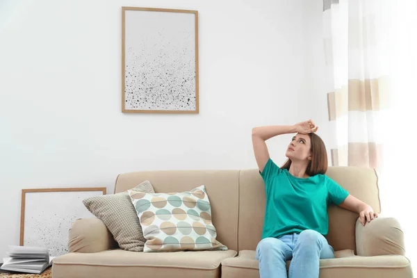 Giovane donna che soffre di calore a casa. Malfunzionamento del condizionatore d'aria — Foto Stock