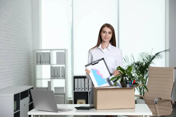 Wanita muda bahagia kemasan barang-barang dalam kotak di kantor — Stok Foto