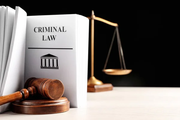 Judge 's hamer, Criminal Law boek en schalen op witte tafel tegen zwarte achtergrond. Ruimte voor tekst — Stockfoto