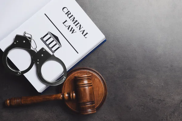 Yargıç tokmağı, kelepçe ve gri arka plan hakkında ceza hukuku kitabı. Metin için boşluk — Stok fotoğraf
