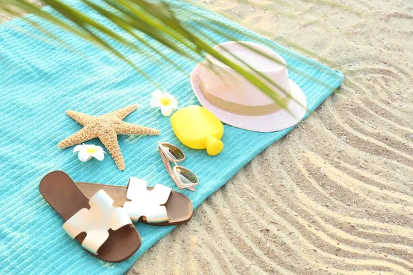 Composición con accesorios de playa brillantes sobre arena — Foto de Stock