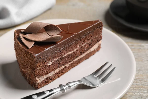 Delicious fresh chocolate cake served on wooden table, closeup — Stock Photo, Image