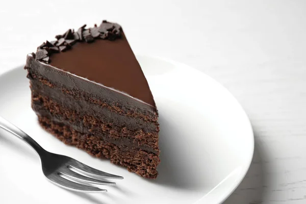 Delicioso pastel de chocolate fresco servido en la mesa blanca, primer plano — Foto de Stock