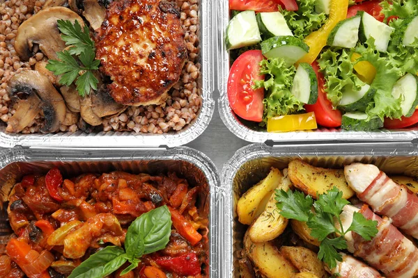 Cajitas de almuerzo en la mesa, cama plana. Entrega de alimentos saludables —  Fotos de Stock