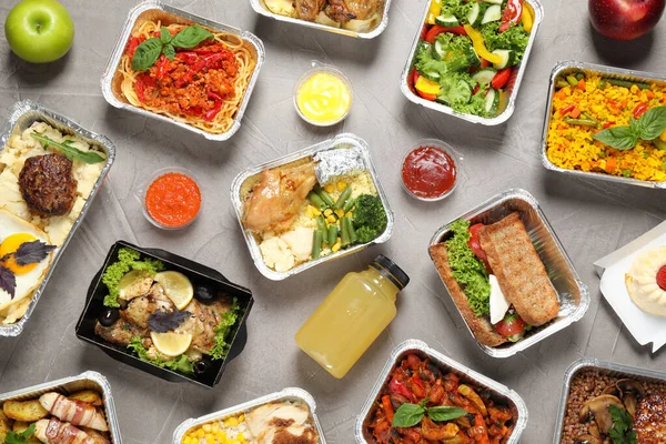 Cajitas de almuerzo sobre mesa gris, planas. Entrega de alimentos saludables —  Fotos de Stock