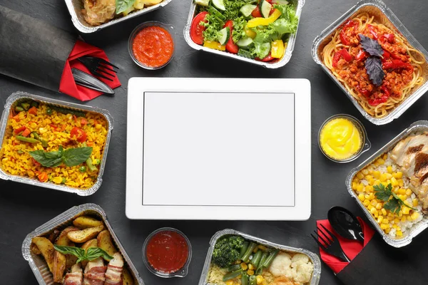 Composição flat lay com lancheiras e tablet em mesa cinza, mockup para design. Entrega de alimentos saudáveis — Fotografia de Stock