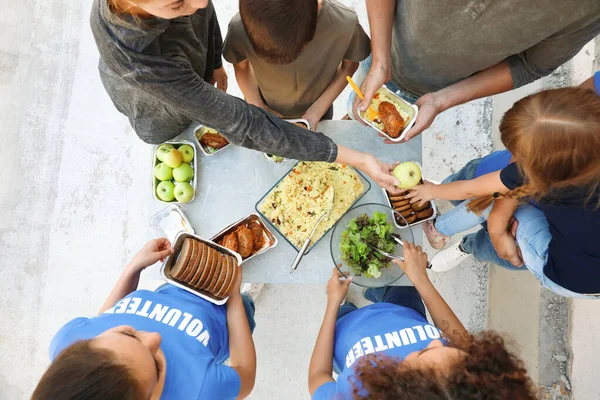 Voluntarios sirviendo comida a los pobres al aire libre, vista superior — Foto de Stock