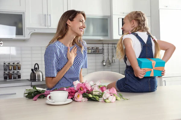 Petite fille félicitant sa mère dans la cuisine. Joyeuse fête des mères — Photo