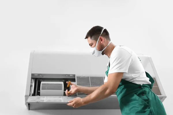 Professionelle männliche Techniker Reparatur Klimaanlage in Innenräumen — Stockfoto
