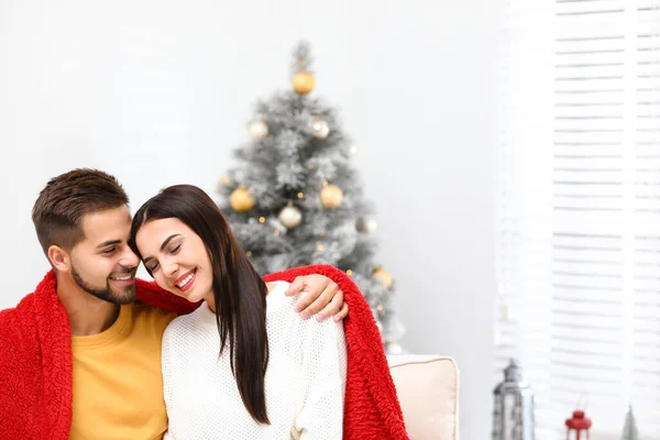 Feliz pareja joven cerca del árbol de Navidad en casa — Foto de Stock