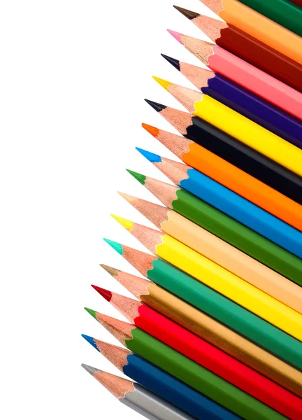 Beyaz arka planda farklı renk kalemler, üst görünüm. Okul sayfası — Stok fotoğraf