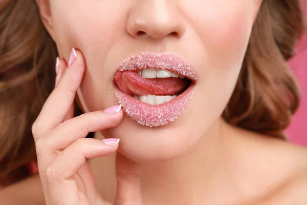 Hermosa joven con labios de azúcar, primer plano — Foto de Stock