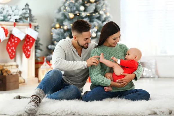 Familia feliz con bebé lindo en casa. Celebración de Navidad —  Fotos de Stock