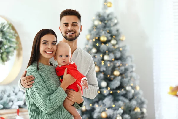 Evde şirin bir bebeği olan mutlu bir aile, mesaj atmak için yer var. Noel kutlaması — Stok fotoğraf