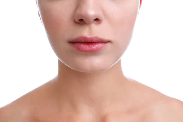 Giovane donna con mal di freddo su labbra su sfondo bianco, primo piano — Foto Stock