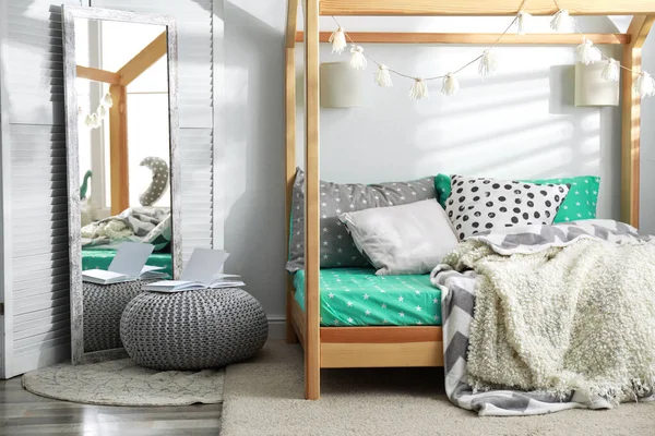 Rahat yataklı rahat bir çocuk odası. — Stok fotoğraf