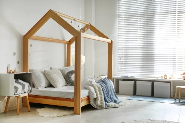 Gezellig kinderkamer interieur met comfortabel bed — Stockfoto