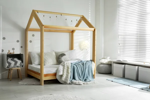 Затишний інтер'єр дитячої кімнати зі зручним ліжком — стокове фото