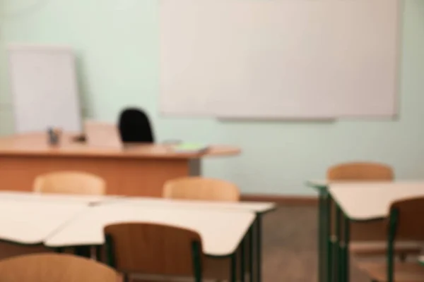 Vue floue de la salle de classe moderne vide à l'école — Photo