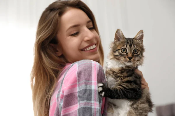 Женщина в пижаме с котом дома. Владелец и питомец — стоковое фото