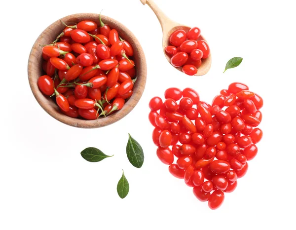 Composição com bagas de goji maduras frescas no fundo branco, vista superior — Fotografia de Stock