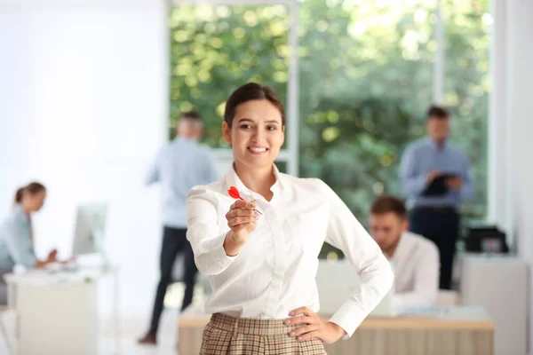 Feliz joven empresaria con dardo en el cargo —  Fotos de Stock