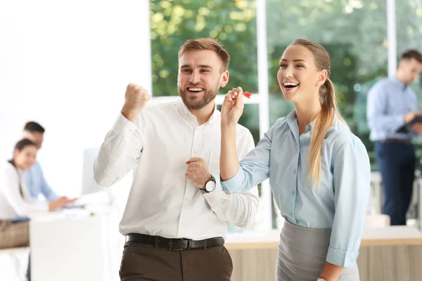 Jóvenes empleados felices con dardos en la oficina — Foto de Stock