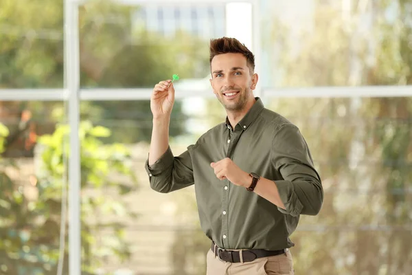 Feliz joven empresario con dardo verde en el interior —  Fotos de Stock