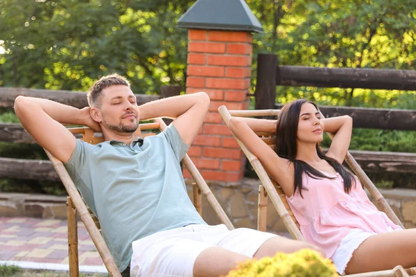 Joyeux couple relaxant dans des chaises longues à l'arrière-cour — Photo