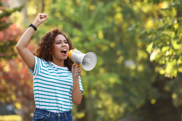 Naštvaná Afroameričanka s megafonem venku. Vůdce protestu — Stock fotografie