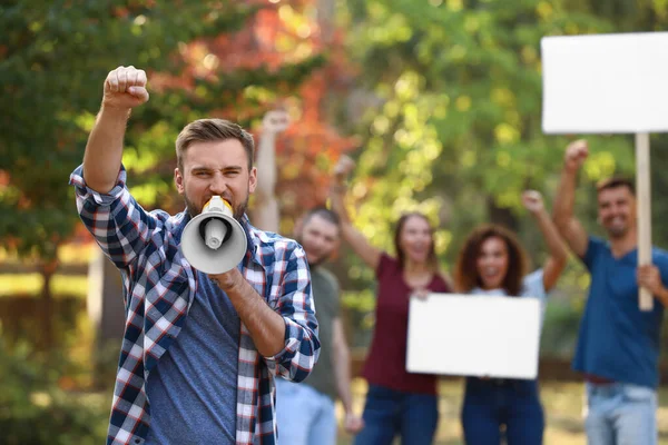 Емоційний молодий чоловік з мегафоном на протесті на відкритому повітрі — стокове фото